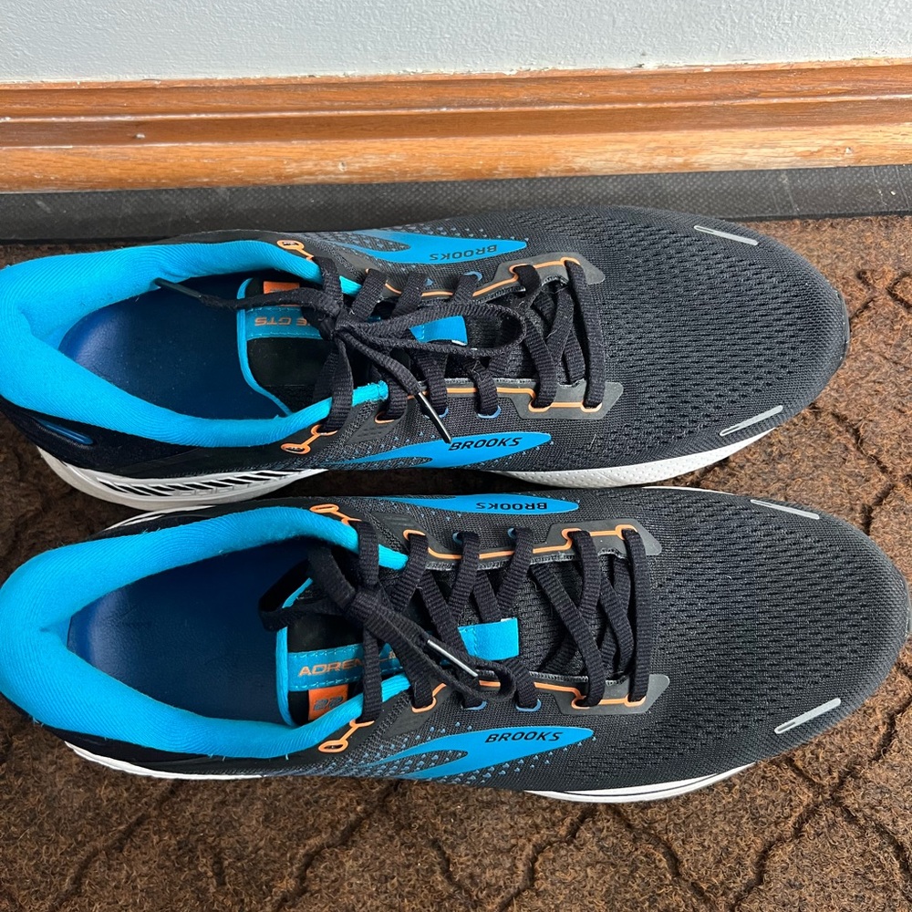 Men’s Brooks Adrenaline GTS 22– Black and Blue Athletic Shoes - Picture 4 of 7
